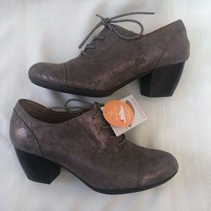 NWT Comfortiva Leather heels - Size 6.5